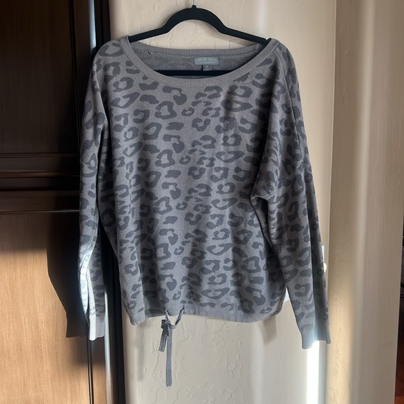 Barefoot Dreams In The Wild Cozychic Leopard Animal Cheetah Pullover Seeatshirt - Picture 2 of 3